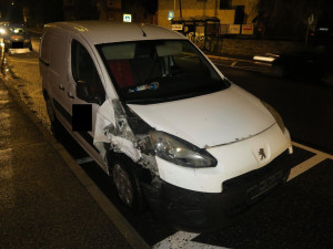 Řidič dostal smyk a naboural dvě auta. Nadýchal skoro dvě a půl promile