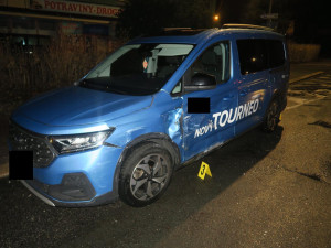 Řidič dostal smyk a naboural dvě auta. Nadýchal skoro dvě a půl promile