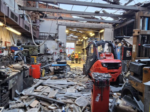 Ve skladu firmy vybuchla tlaková lahev. Na místě jsou dva zranění