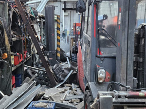 Ve skladu firmy vybuchla tlaková lahev. Na místě jsou dva zranění