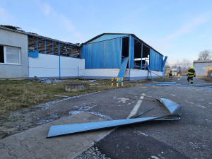 Ve skladu firmy vybuchla tlaková lahev. Na místě jsou dva zranění