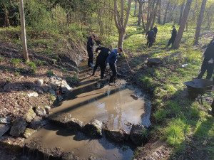 Vězni pomáhají v Liberci roky. Loni se zapojili do obnovy hřiště nebo čištění potoka