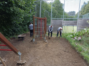 Vězni pomáhají v Liberci roky. Loni se zapojili do obnovy hřiště nebo čištění potoka