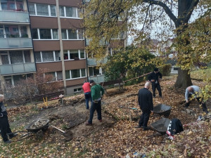 Vězni pomáhají v Liberci roky. Loni se zapojili do obnovy hřiště nebo čištění potoka