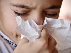 Nemocných s respiračními chorobami přibývá. Objevil se první případ vážného průběhu chřipky