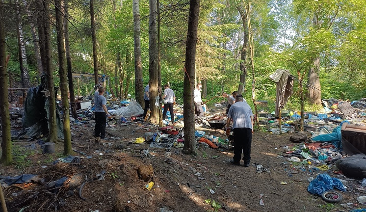 Vězni pomáhají v Liberci roky. Loni se zapojili do obnovy hřiště nebo čištění potoka