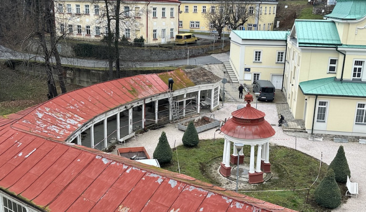 V Libverdě probíhá renovace lázeňské kolonády. Dosloužilou konstrukci nahradí nová