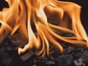 Muž bez domova se chtěl zahřát, skončil s rozsáhlými popáleninami