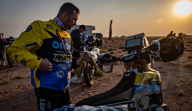 Jaromír Romančík z Fojtky bojuje na Dakaru s tratí i vlastní motorkou