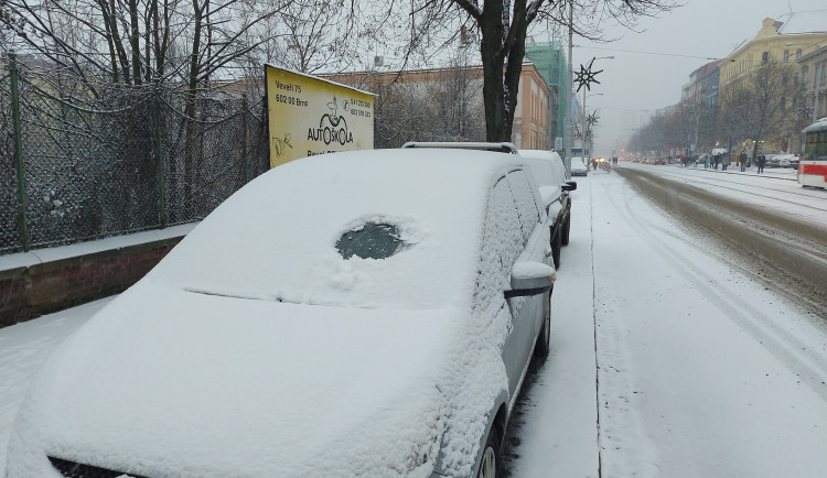 Řidiči musí mít ze svého místa výhled. Jízda „na tankistu“ je nelegální