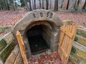 Na začátku byla fotografie a vzpomínky německé rodačky. Hornovu studánku v Ralsku se podařilo obnovit