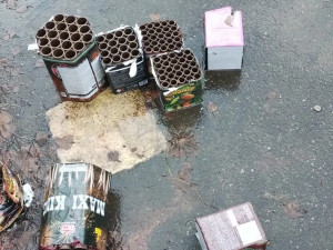 Zničený povrch hokejbalového hřiště, lidé na něm odpalovali rachejtle