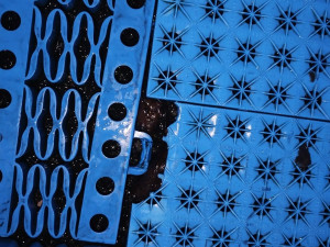 Zničený povrch hokejbalového hřiště, lidé na něm odpalovali rachejtle