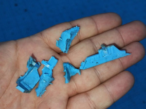 Zničený povrch hokejbalového hřiště, lidé na něm odpalovali rachejtle