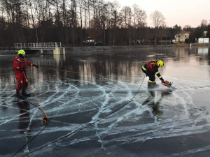 Auto zmizelo pod led rybníka. Hasiči se ho snaží z vody vyprostit