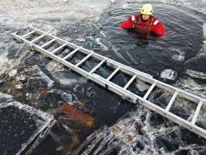 Auto zmizelo pod led rybníka. Hasiči se ho snaží z vody vyprostit