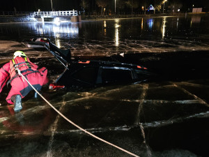 Auto zmizelo pod led rybníku. Hasiči ho z vody vytáhli na navijáku