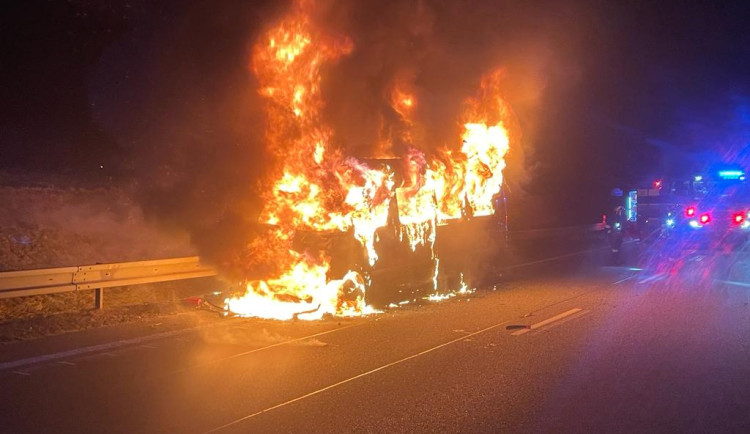 Požár dodávky na silnici I/35.