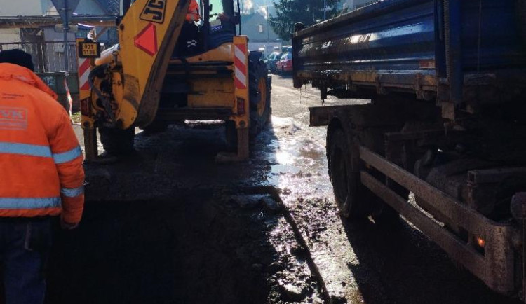 V Jablonci kvůli mrazům praská vodovodní potrubí. Ve městě se objevují čerstvé výkopy