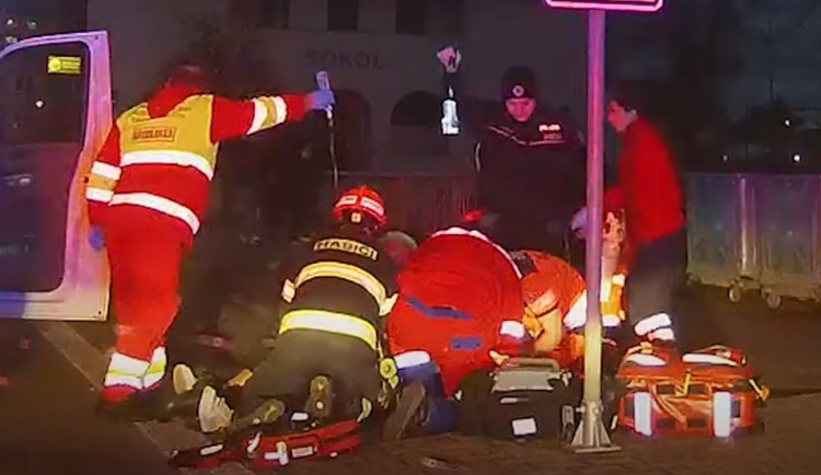 VIDEO: Mladá dívka je s těžkým zraněním v nemocnici. Na přechodu ji srazila dodávka