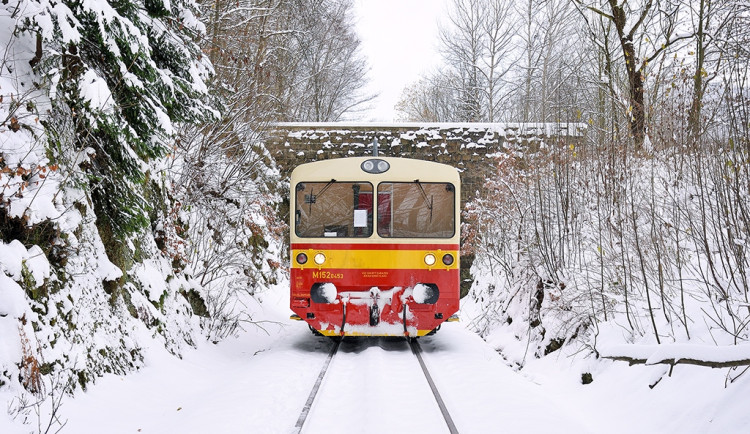 Historické vlaky budou letos na Zubačce jezdit nezvykle i v zimě