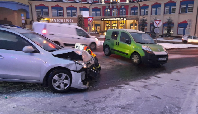 Nehoda u Babylonu. Na sjezdu z průtahu se srazila čtyři auta