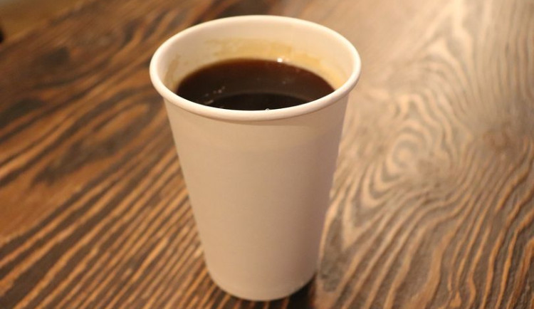 Pojedl a napil se. Bez peněž vymýšlel fikci o své manželce