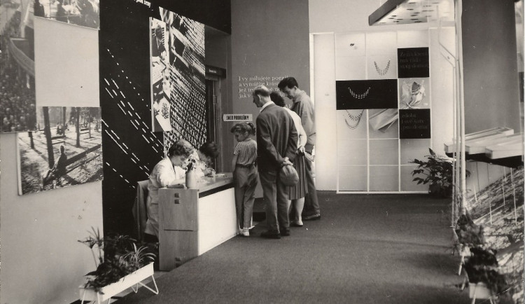 Historický snímek expozice jabloneckého muzea.