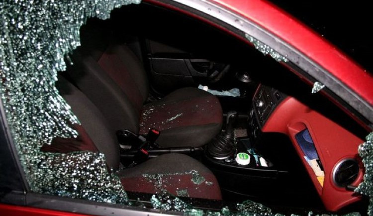 Zloděje lákají věci ukryté v autech. Jeden rozbil okno pro pět cigaret, další kvůli lyžím a bruslím