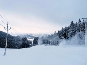Na Ještědu se otevřou sjezdovky na Pláních. Skiareál láká na vynikající sněhové podmínky
