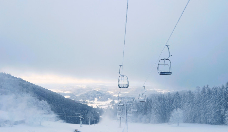 Na Ještědu se otevřou sjezdovky na Pláních. Skiareál láká na vynikající sněhové podmínky
