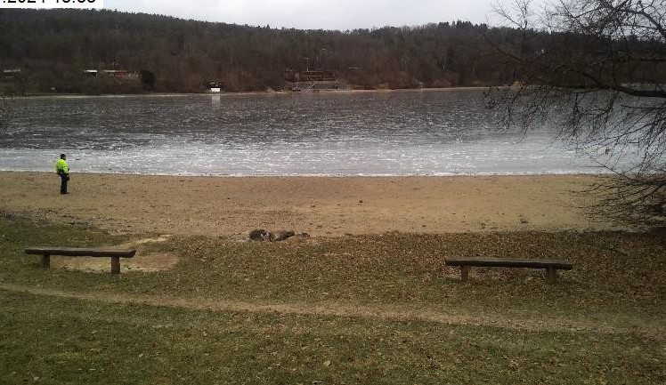 Část pláže u Brněnské přehrady se musela uzavřít. Žena tam našla minometný granát