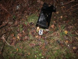 Lupiče chytili při útěku z místa činu. Kasu s penězi zahodil do křoví