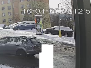 Řidič na přechodu srazil ženu a ujel. Zaznamenala ho kamera