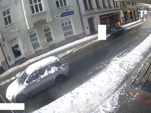 Řidič na přechodu srazil ženu a ujel. Zaznamenala ho kamera