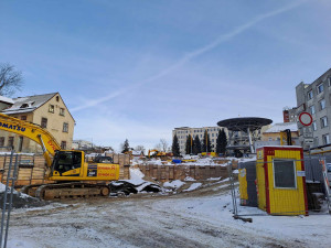 Na stavbě nového pavilonu nemocnice se objeví jeřáby. Provoz heliportu neomezí