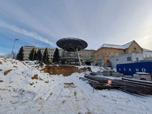 Na stavbě nového pavilonu nemocnice se objeví jeřáby. Provoz heliportu neomezí
