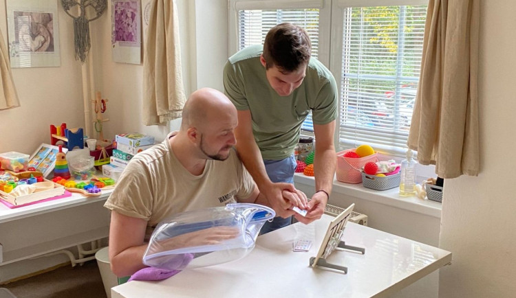 Martin dochází na pravidelné neurorehabilitace do liberecké Saremy.