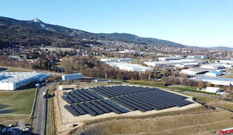 V Liberci vyrostla největší fotovoltaika v kraji. Elektrárna v areálu Densa je větší než dvě fotbalová hřiště