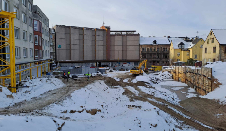 Vedle pavilonu D se hloubí jáma pro energocentrum a parkovací dům.
