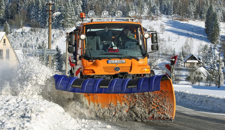 Silnice v Libereckém kraji jsou s opatrností sjízdné, kamiony nesmí přes Oldřichov