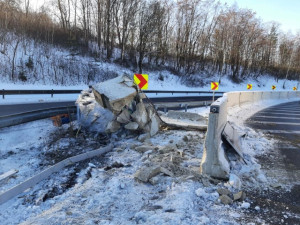 Po havárii kamionu na sjezdu z D10 u Ohrazenic byla silnice šest hodin uzavřená