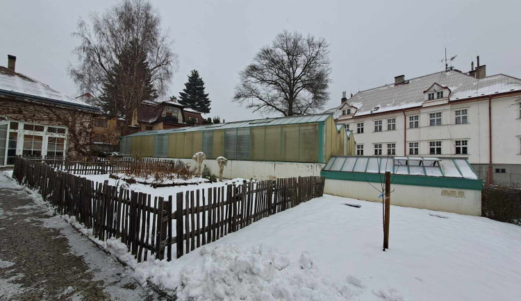 Depozitní skleník v zadní části zahrady.