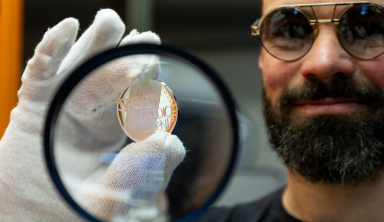 Sport, tradice, umění. Nový slogan ozdobil přes devět tisíc pamětních medailí České mincovny pro Jizerskou 50