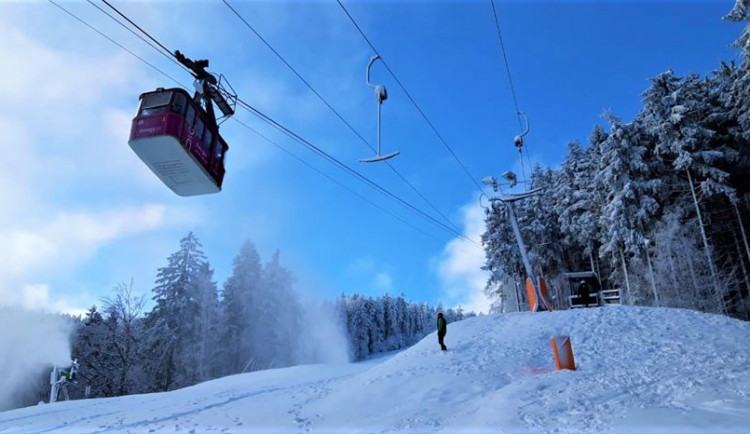 Lanovka na Ještěd v době, kdy ještě jezdila.