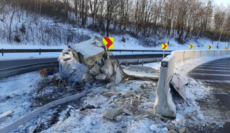 Po havárii kamionu na sjezdu z D10 u Ohrazenic byla silnice šest hodin uzavřená