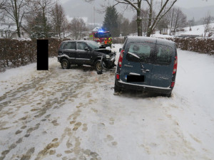 V zatáčce dostal smyk, vjel do protisměru a srazil se s protijedoucím vozem