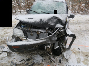 V zatáčce dostal smyk, vjel do protisměru a srazil se s protijedoucím vozem