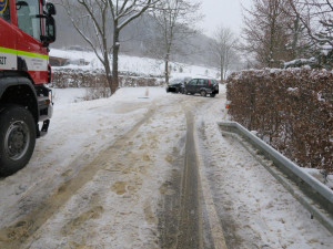V zatáčce dostal smyk, vjel do protisměru a srazil se s protijedoucím vozem