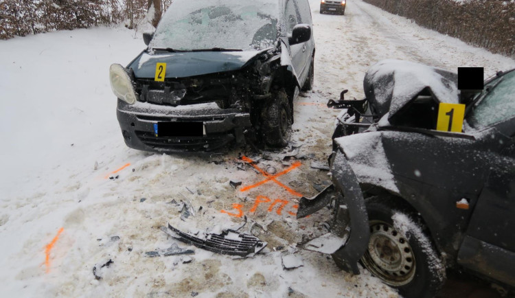 V zatáčce dostal smyk, vjel do protisměru a srazil se s protijedoucím vozem